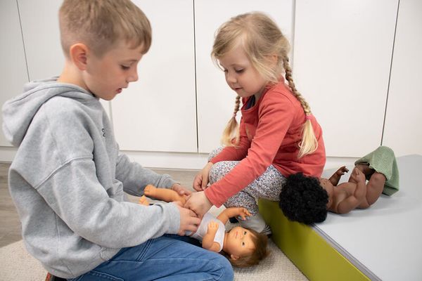 Puppe Mädchen afrikanisch mit Downsydrom - 38 cm