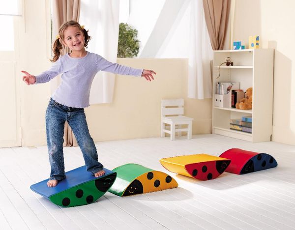 Kinder, Kinder, Spiel, Schaumstoffblöcke, bunte Trittsteine