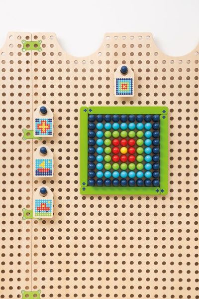 holzplatte, perforierte platte, mentales spielzeug, muster, farbige quadrate