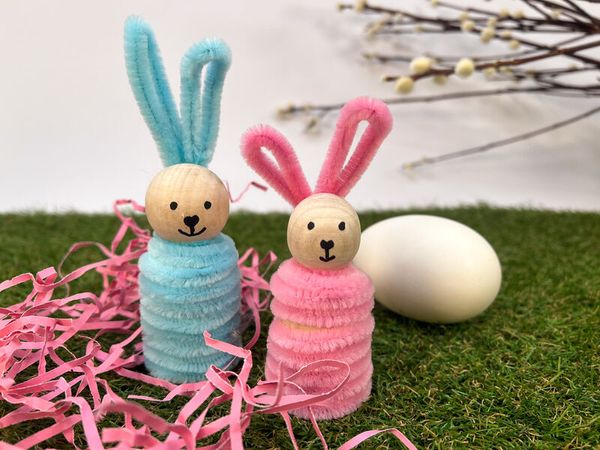 Osterdeko, Kuschelhasen, Hase aus Stroh, Dekofigur, Ei