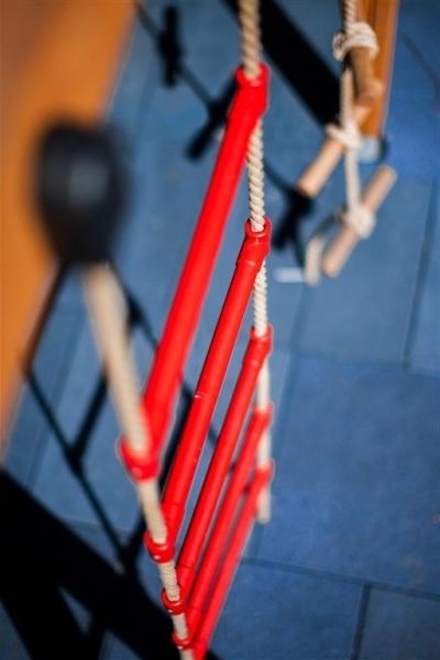 Klettergerüst mit Kletterwand und Rutsche