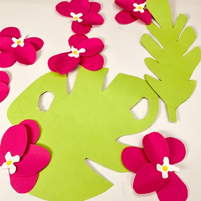 Selbst gebastelte Blumen und Blätter aus Papier