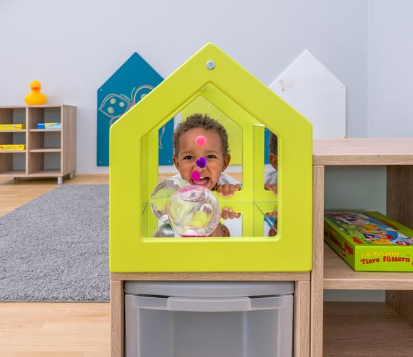 Kinderspielzeug, Spielhaus, Spielzeugfenster, Kinderzimmer, Blaulichtorange