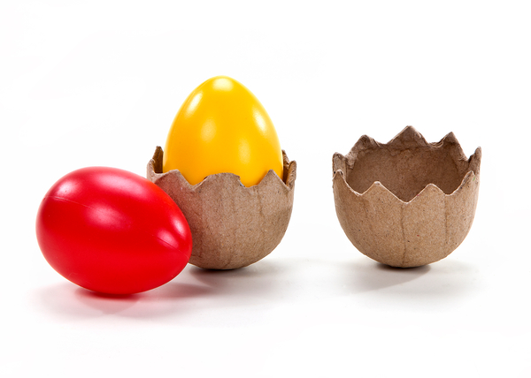 Osterei, Eierbecher?, Farben: Rot, Gelb, Eierschale, Eierkern, Hintergrund: Weiß