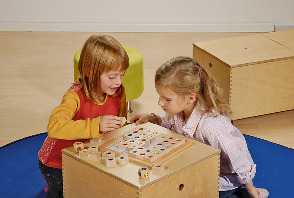 holzspielzeug, holzwürfel, kinder spielen, spielerisch lernen, bunte würfel