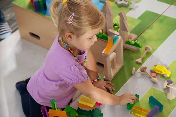 Holzbausteine, Konstruktionsspielzeug, bunte Bausteine, Spielzeugfiguren