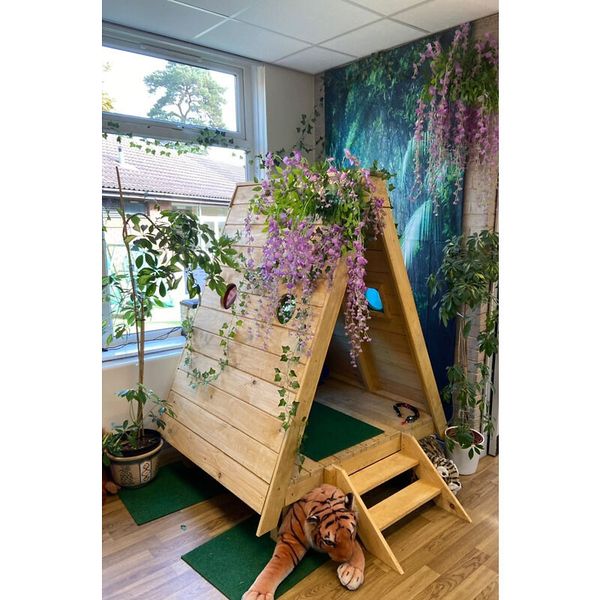 Outdoorhaus mit bunten Fenstern Outdoorhaus mit bunten Fenstern