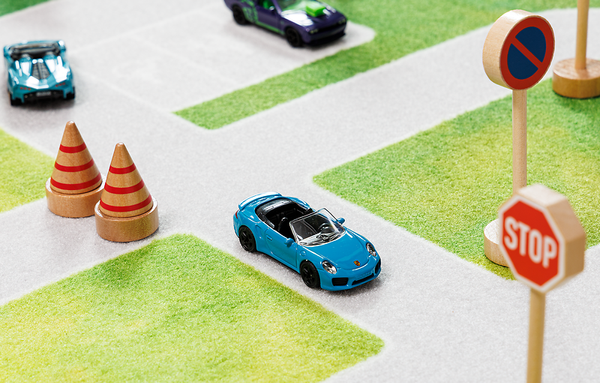 Spielzeugauto, blaues Cabrio, Modellauto, Verkehrszeichen, Spielstraße