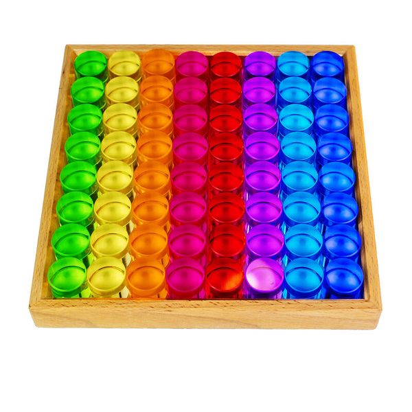 farbige gläser, farbenfrohes spielzeug, buntes spielzeug, holzrahmen, tableau mit runden plättchen