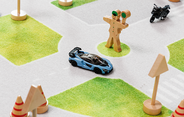 Spielzeugauto, blaues Auto, Holzfiguren, Spielteppich, Straßenmotiv