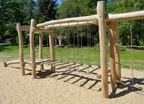 Holzspielgerät, Schaukel, Kletterturm, Sandkasten, Draußen Spielplatz