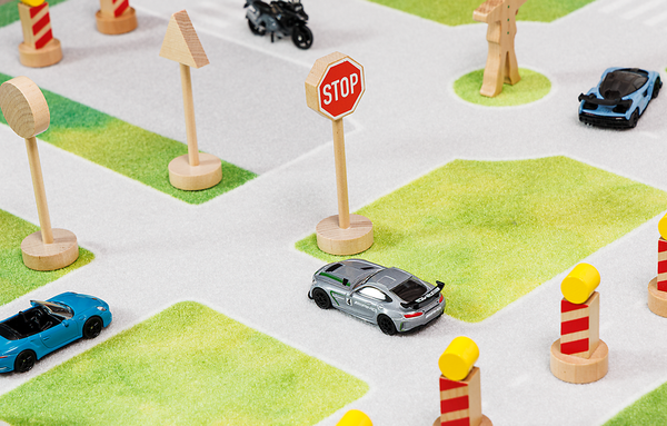 Spielzeugautos, Verkehrsspielzeug, Holzschilder, Straßenspielmatte, Verkehrszeichen
