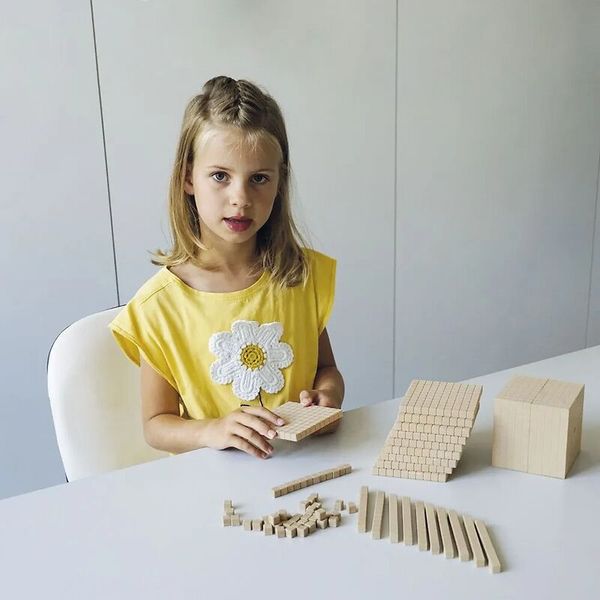 Kind, Kinder, Holzspielzeug, Holzbausteine, Puzzles