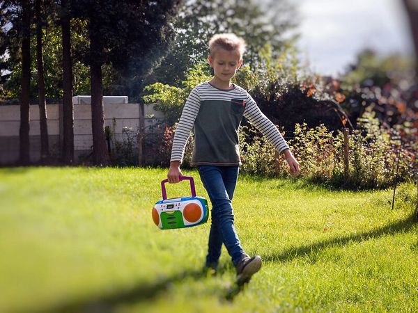 Kind, Kinderoutfit, Langarmshirt, Jeans, Spielzeugradio