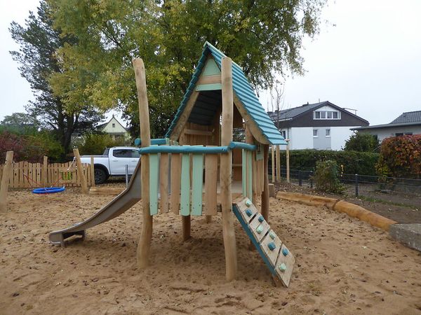 Spielgeräte, Spielplatz, Kletterturm, Schaukel, Sandkasten