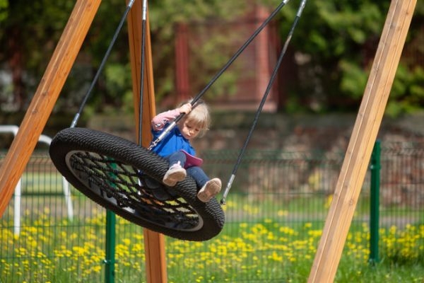 Logo Spielturm mit Vogelnestschaukel und Reifenschaukel (BNS 90 cm)