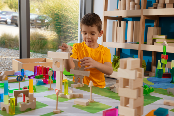 Holzbausteine, Konstruktionsspielzeug, bunte Bauteile, Naturholz, Kinderspielzeug