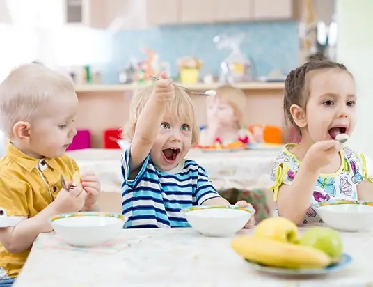 Drei Kinder beim Essen