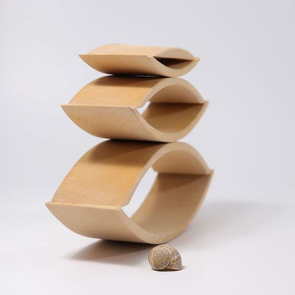 Holzspielzeug, gebogene Blöcke, Stapelturm, Holzmaserung, kleiner Ball
