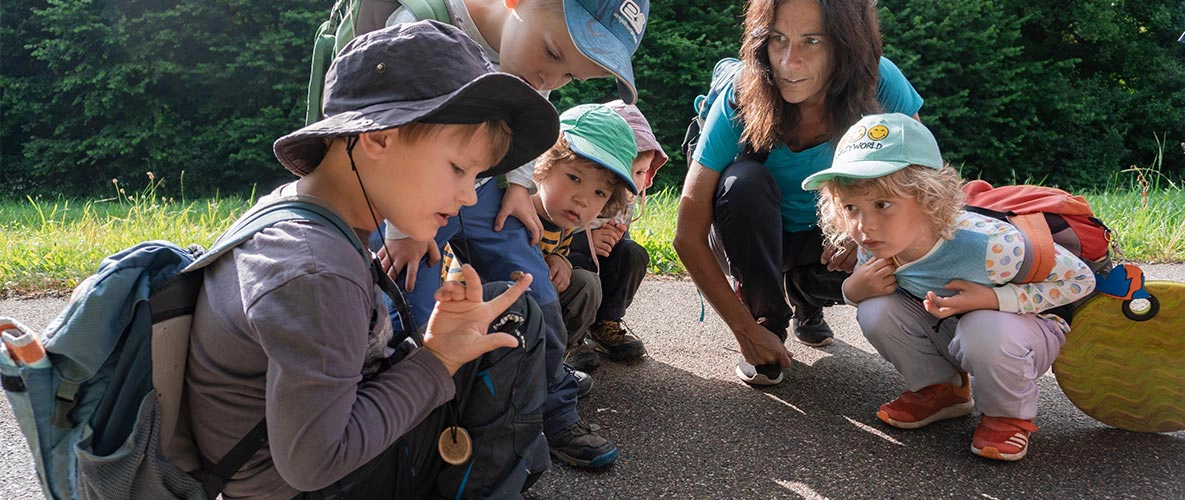 Naturraumpädagogik in der Kita Kinder erkunden die Natur