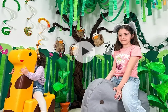 Video von Kindern im selbst gebasteltem Dschungel