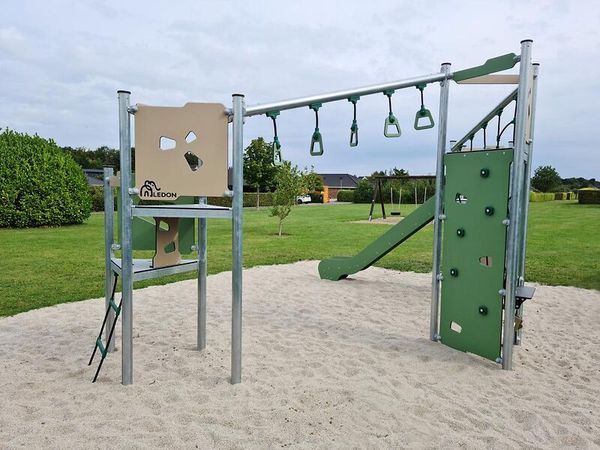 mittleres Klettergerüst Boris mit Rutsche