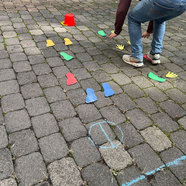 Füße aus Pappe in Hautfarben, 24 St. in 4  Hauttöne
