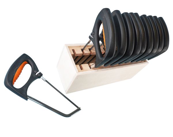 10 Handsägen mit ergonomischen Griff im Holzständer 10 Handsägen mit ergonomischen Griff im Holzständer