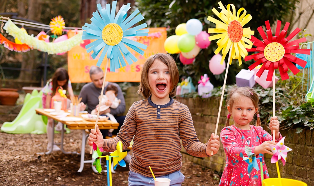 Kinder mit selbst gebastelten Sonnenblumen