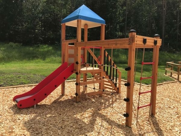 Logo Spielturm mit Kletternetz