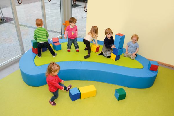 Klemmbausteine, Spielblöcke, Kinderspielbereich, Blaue Sitzfläche, Pädagogisches Spielzeug