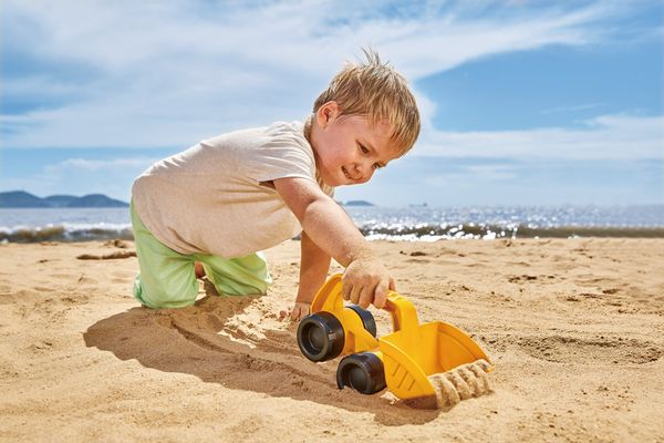 Kinderspielzeug, Sandkasten, Sandspielzeug, Bauzeug, Gelbes Spielzeugauto