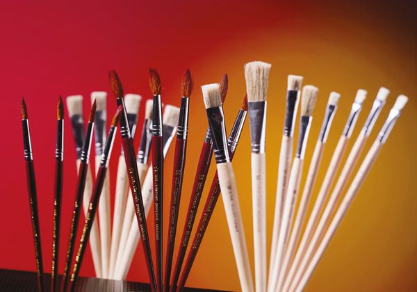 Makeup-Pinsel, Pinsel-Set, Kosmetikwerkzeuge, Pinselstiele, Weiße braune Pinsel