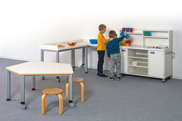 Fünfecktisch mit 2 Rollen, Platte mit Melaminharzbeschichtung, LxB: 120x110 cm