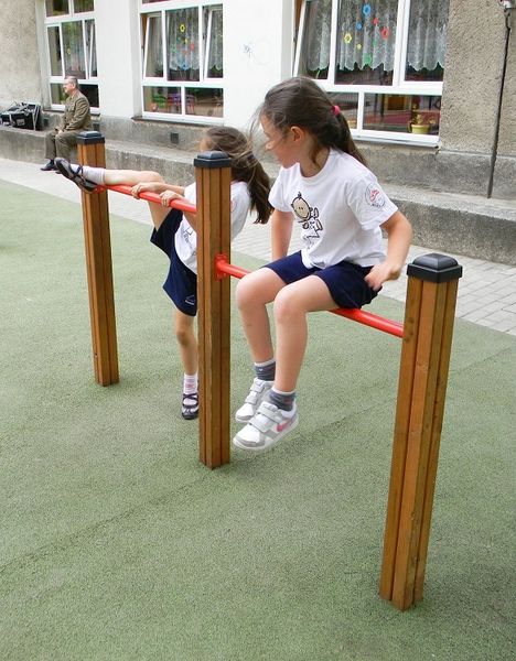 Kinderturnstange, Schaukelstange, Kleidung, Sportschuhe, Außenspielplatz