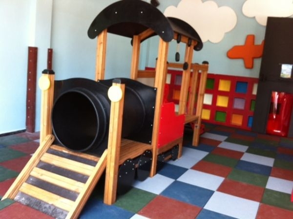 kinderspielplatz, spielgerät, tunnel, holzspielzeug, buntes spielzimmer