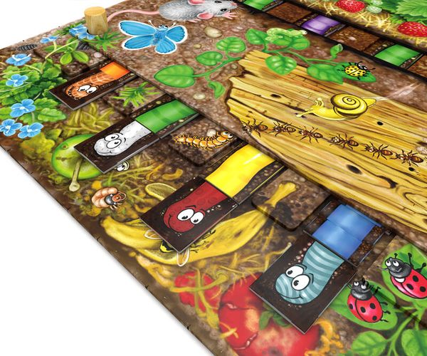 Brettspiel, Spieltisch, Spielfiguren, Karten, Bödenplättchen