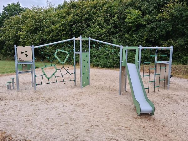 großes Klettergerüst Brandon mit Rutsche großes Klettergerüst Brandon mit Rutsche