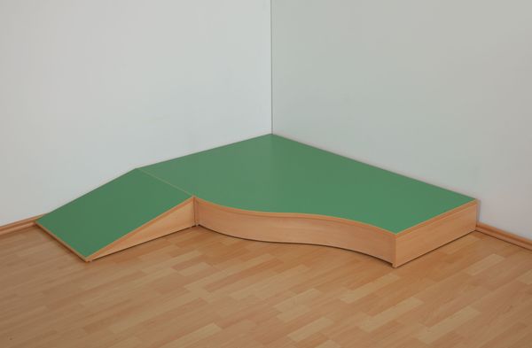 Kindermöbel, Spielzeugrampe, Holzplatte, grüne Oberfläche, Wendekante