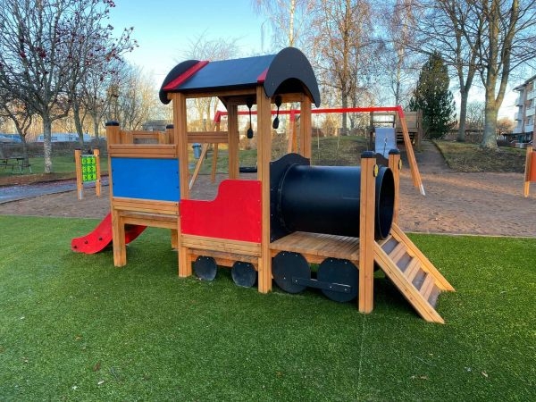 Spielgerät, Kletterturm, Rutschbahn, Schaukel, Holzspielanlage