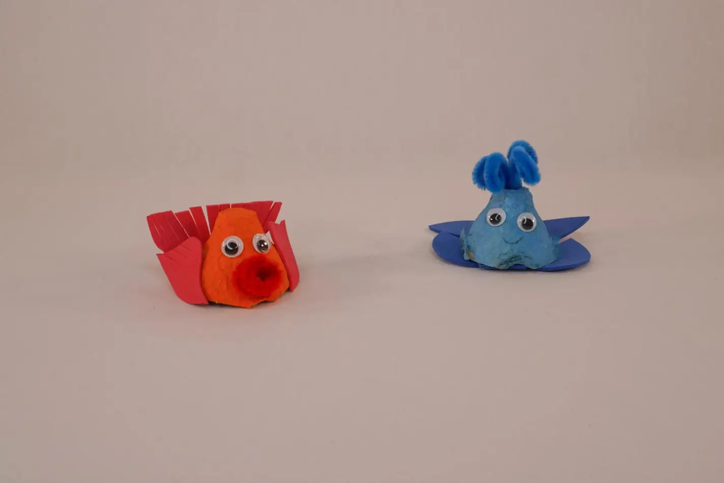 Selbst gebastelte Meerestiere aus Eierkarton