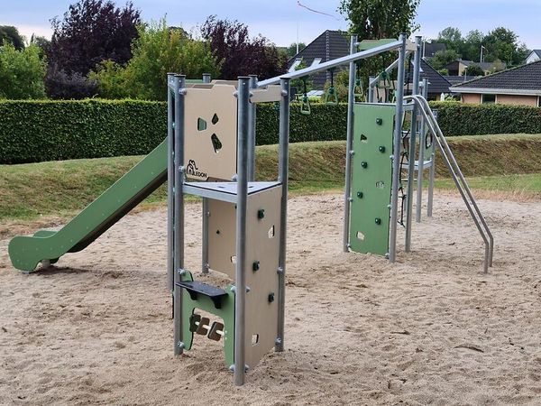 großes Klettergerüst Brandon mit Rutsche großes Klettergerüst Brandon mit Rutsche