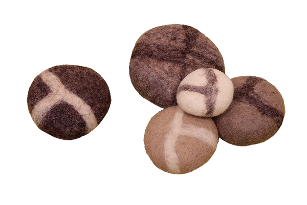 Wollkugeln, Filzkugeln, braune Steine, gefleckte Muster, Bastelmaterial