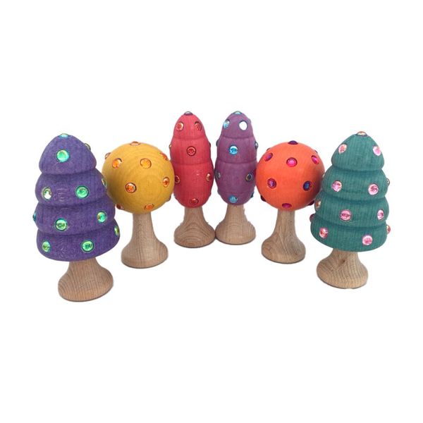 holzspielzeug, miniaturwald, baumkugel, fröhliche farben, drehbaumschmuck