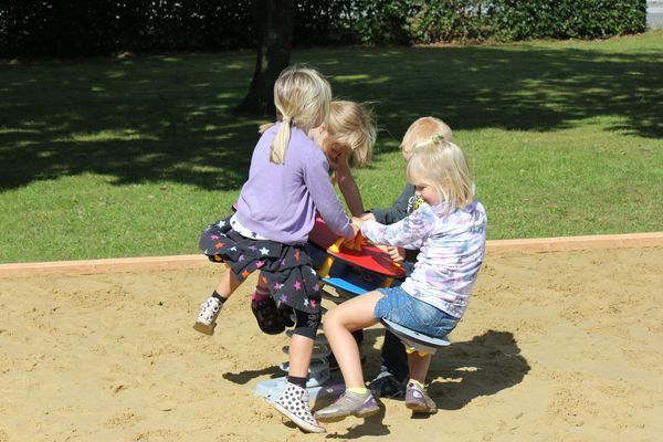 Spielgerät, Schaukel, Sandkasten, Kindergruppe, Outdoor-Aktivität