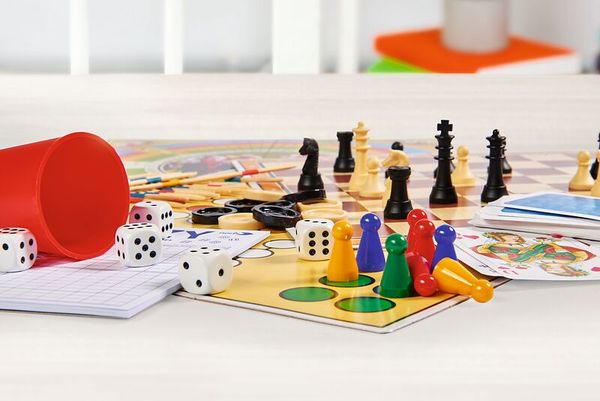 Brettspiel, Spielkarten, Würfel, Spielsteine, Spielbrett
