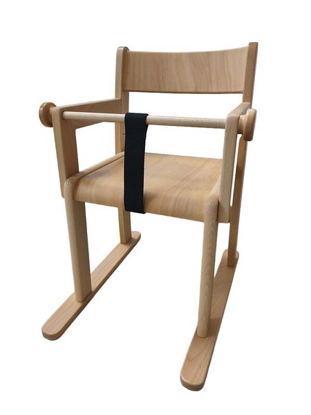 BasicPlus Krippenstuhl, Armlehnen, T-Stück mit Gurt, Kufen Sitzhöhen 21 oder 26 cm