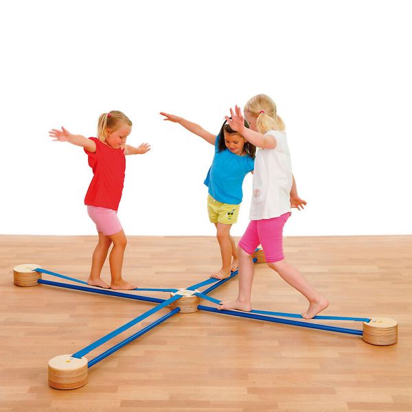 Kreuzlaufen, Balance Übung, Kindertraining, Holzstangen, Spaßaktivität