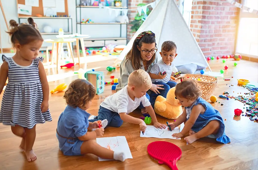 Erzieherin mit Kindern
