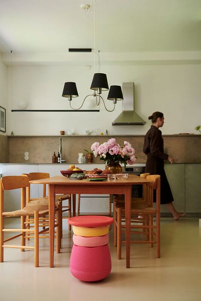 Küche, Esstisch, Stühle, Vase mit Blumen, Hocker
